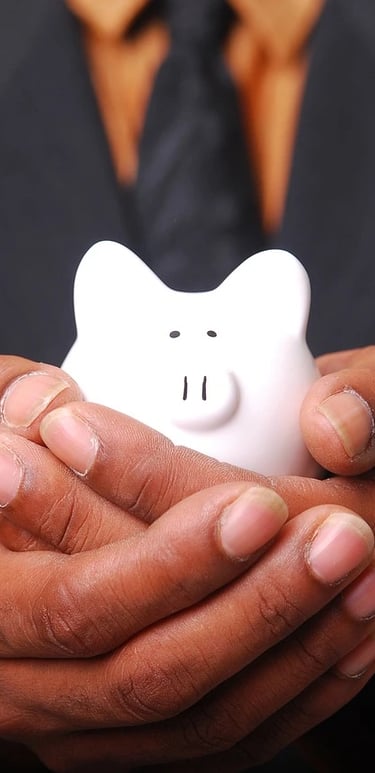 Un homme tenant une tirelire cochon