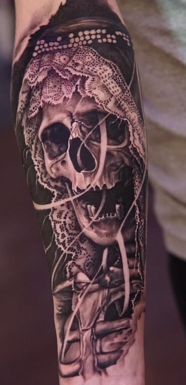 Tatuagem realista masculina em preto e branco