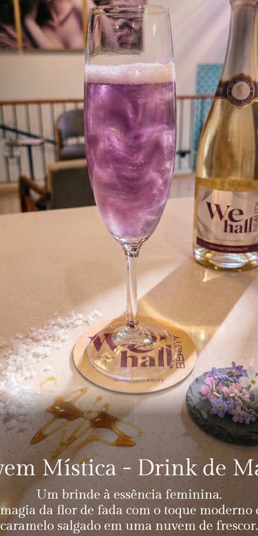 Taça alta com drink lilás cintilante efeito nuvem, sobre porta-copos no balcão. Fundo de salão com luz cinematográfica.