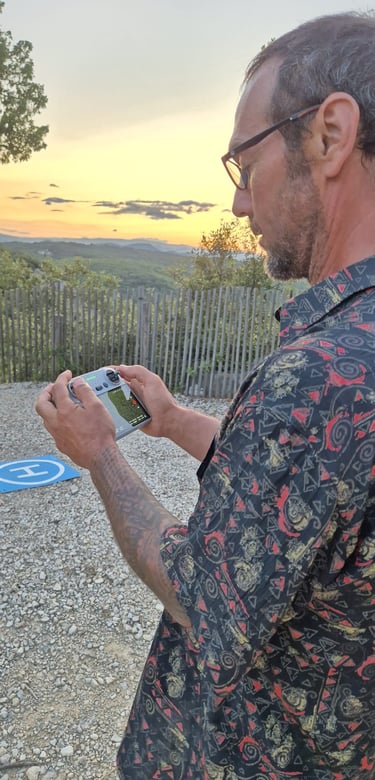 Télépilote de drone en tournage pendant le coucher du soleil