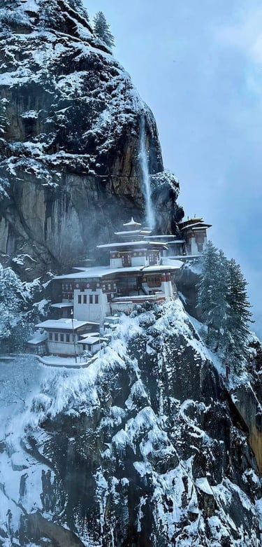 tiger's_nest_monastery_in_paro_valley_drapped_in_snow_during_winter