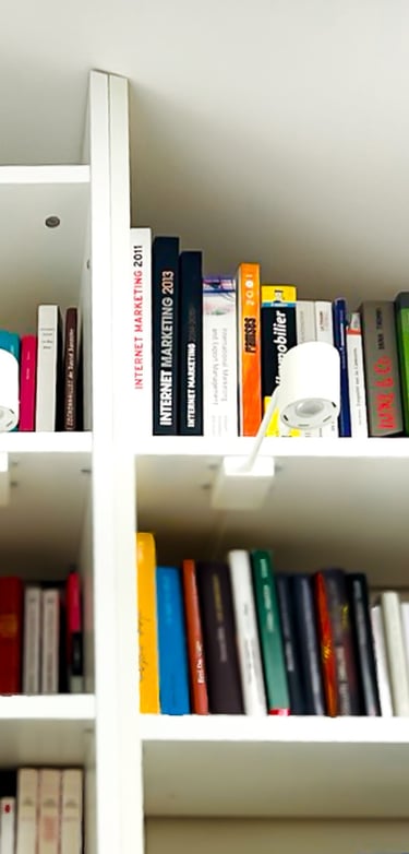 Étagères sous combles bibliothèque Shelfi – La Garenne-Colombes – mélaminé blanc 18 mm