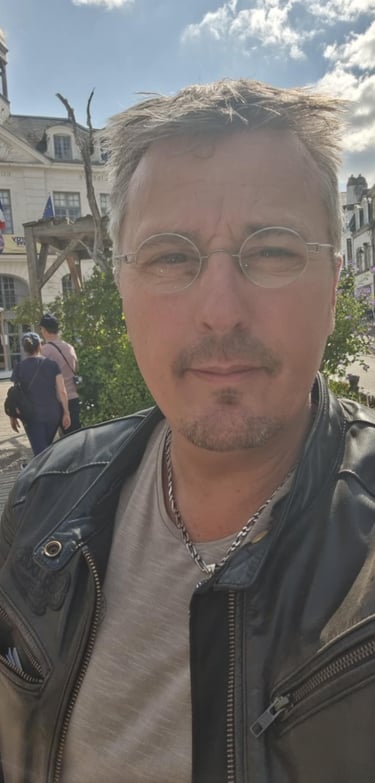 Portrait de João Baptista, magnétiseur énergéticien à Auray 56 - Fondateur de L'Âmagit du Cœur