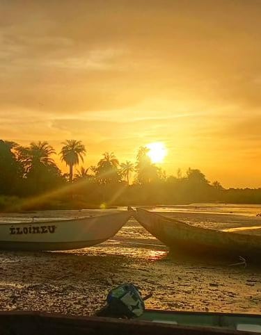Magnifique photo représentant un coucher de soleil avec des pirogues