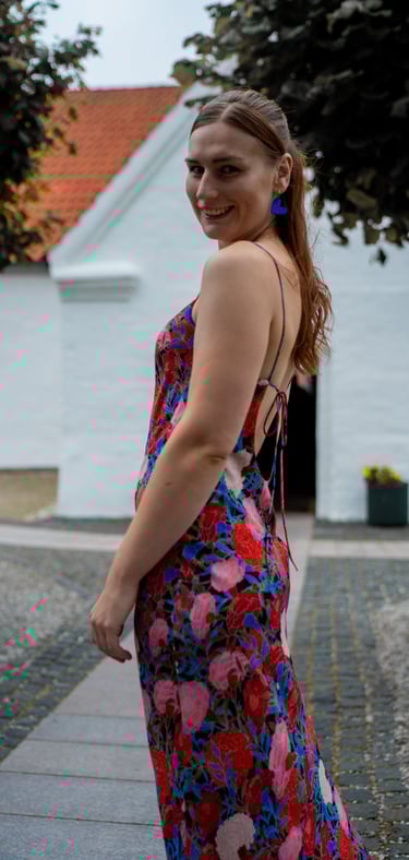 Skrædder kjole slipdress med blomster og flot ryg