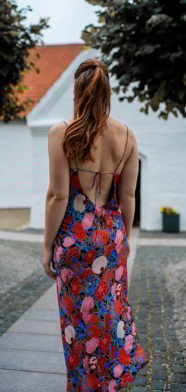 Skrædder kjole slipdress med blomster og flot dyb ryg 