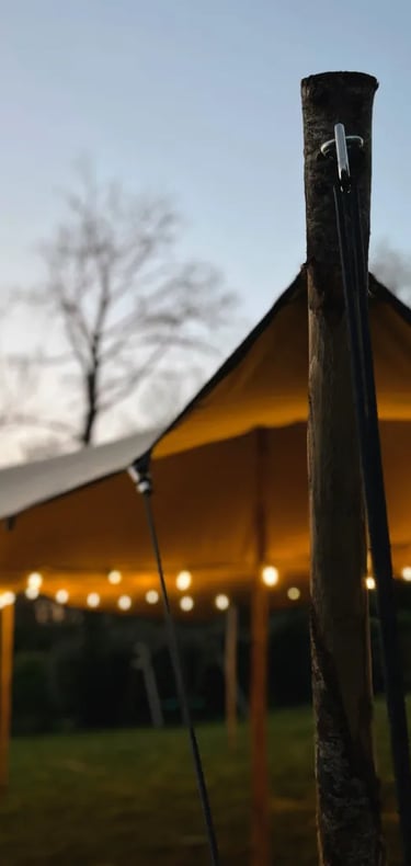 poteau tente stretch, tente nomade dans jardin pour mariage