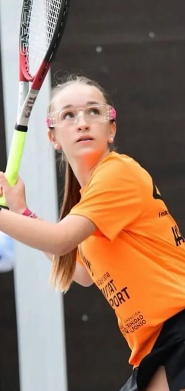 Jugadora del club valenciano de natación compitiendo a frontenis