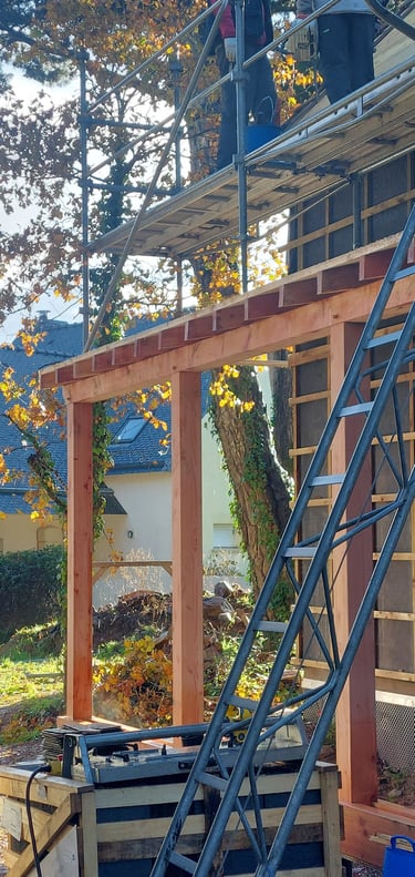 Construction d'un auvent en structure bois. Architecte Vannes