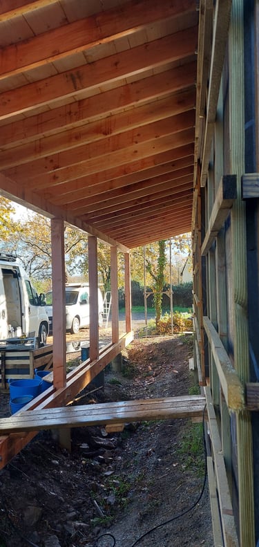 Construction d'un auvent en structure bois. Architecte Vannes
