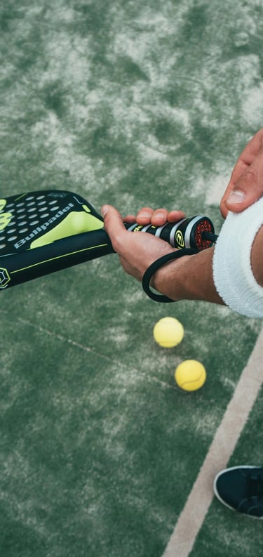 persona preparandose para jugar a padel