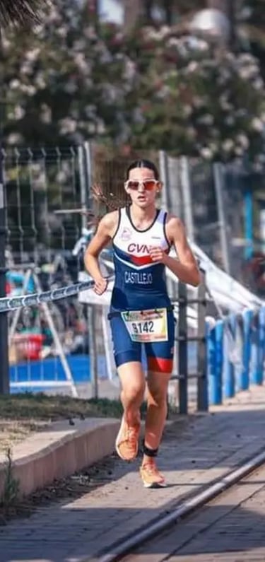 Triatleta del club valenciano de natación haciendo la prueba de correr