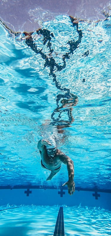 Federado del club valenciano de natación compitiendo en natación