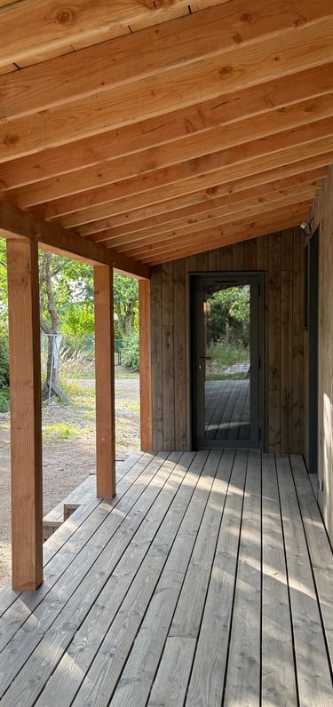 Auvent et terrasse en lames de douglas naturel pré grisé maison ossature bois Baden Morbihan