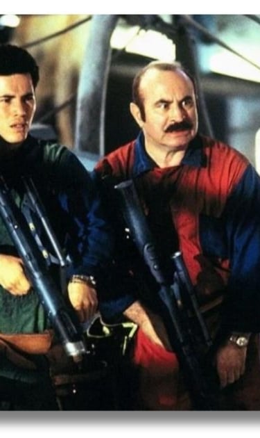 Filme Super Mario Bros 1993, irmãos Mario e o Rei Koopa usando a Bazuca Super Scope