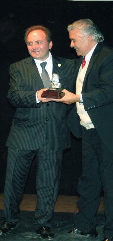 Ramón, recibiendo premio Mateo.