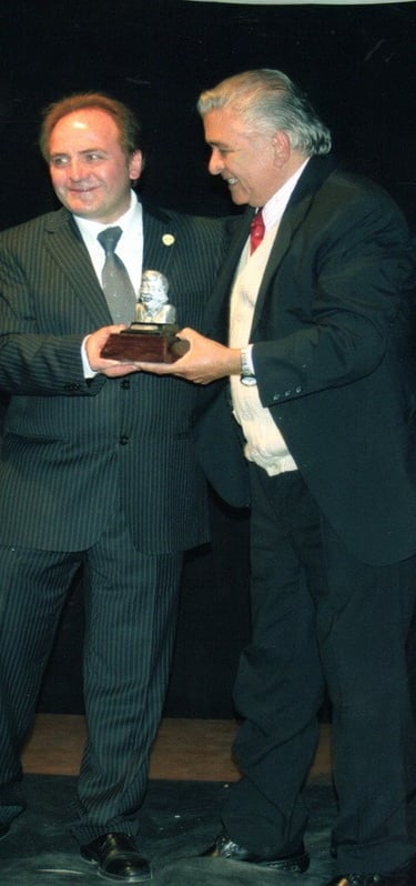 Ramón, recibiendo premio Mateo.