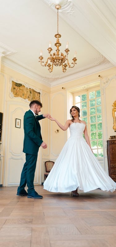 Couple de mariée dansant