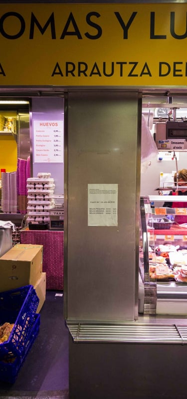 Un puesto de mercado tradicional español que vende huevos frescos y aves de corral en la tienda Toma