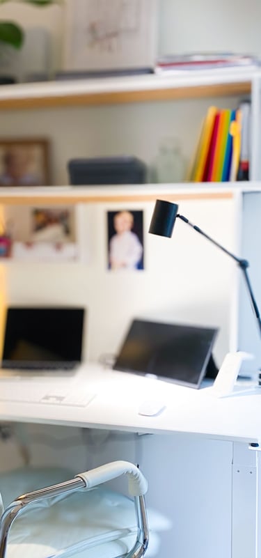 Bureau sur mesure Shelfi – La Garenne-Colombes – contreplaqué blanc – espace bureau