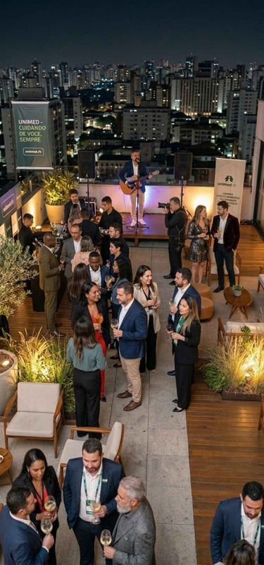 Nando Montê cantando e tocando violão em evento corporativo em Belo Horizonte