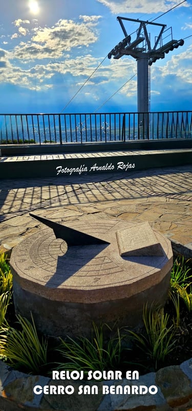 FOTOGRAFÍA RELOJ SOLAR EN CERRO SAN BERNARDO, POR ARNALDO ROJAS