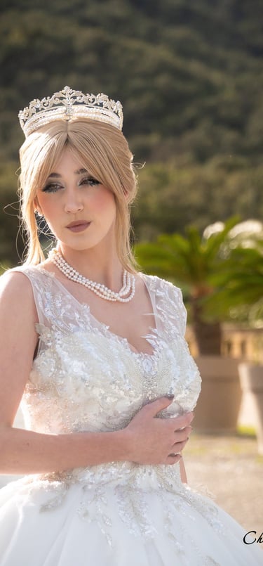 jeune fille en robe de mariée , regard pensif devant le chateau de Valmy à argeles 66