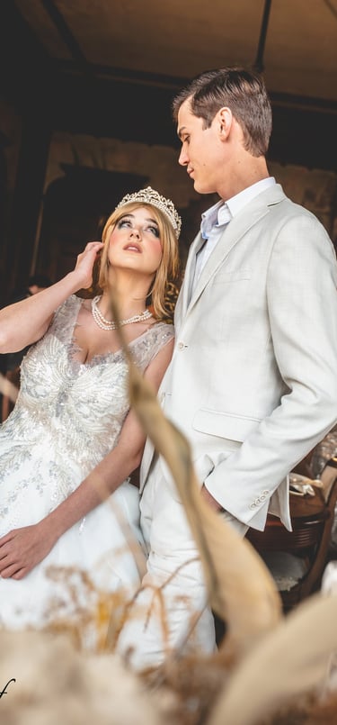 regard amoureux d'un jeune couple de marié dans le chateau de valmy argeles sur mer 66 