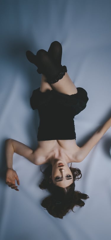 shooting dans un studio d'une chauteuse allongé à perpignan et st esteve 66