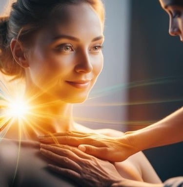 las manos de una mujer activan energía