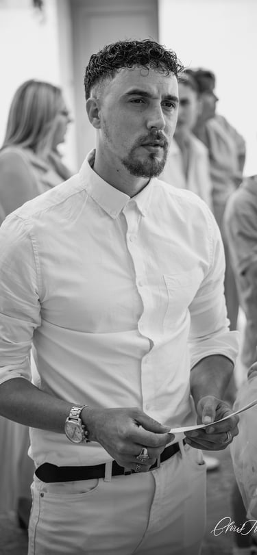 Photographie du papa lors d’un baptême, réalisée en lumière naturelle pour un rendu authentique