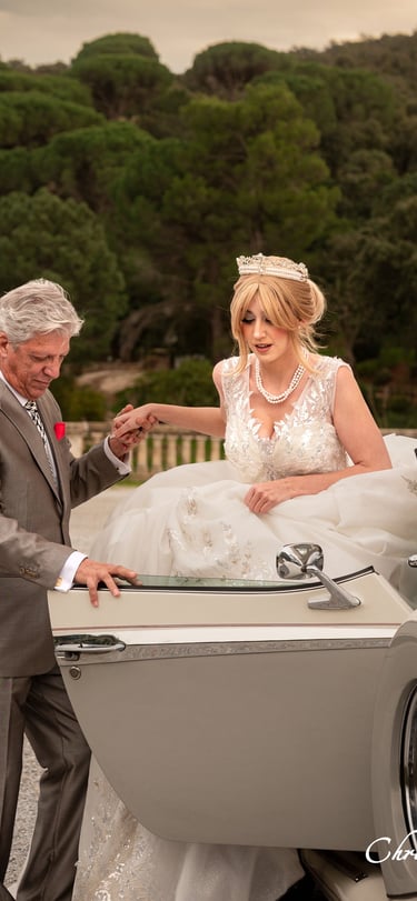 le photographe de perpignan a pris sur le vif la marié descendant de la voiture devant l'eglise