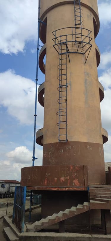 Château d'eau qui permet l'accès à l'eau potable des villages du lac