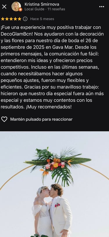 decoración de boda tropical en Gava con centros de mesa florales