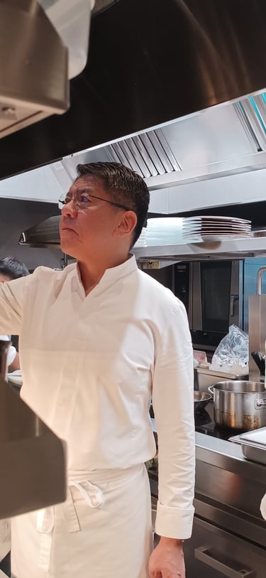 Chef Nobuya Niimori al lavoro nella cucina del ristorante Nobuya Milano