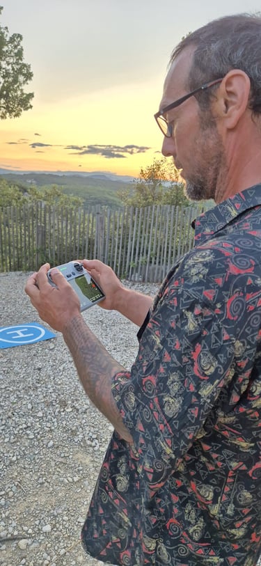 Télépilote de drone en tournage pendant le coucher du soleil