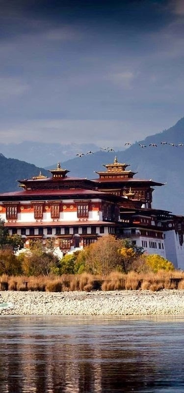 The_Majestic_Punakha_Dzong_with_View_Of_Glacial_Water_in_the_Front