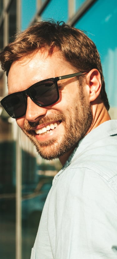 um homem feliz com um consultor financeiro para fazer corretagem de seguros de vida e consórcio