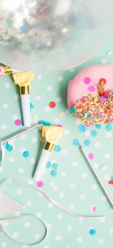 stvari za rođendan posložene na plavoj pozadini