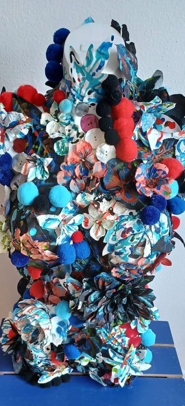 Tempo de mujer. Composición de flores y material reciclado
