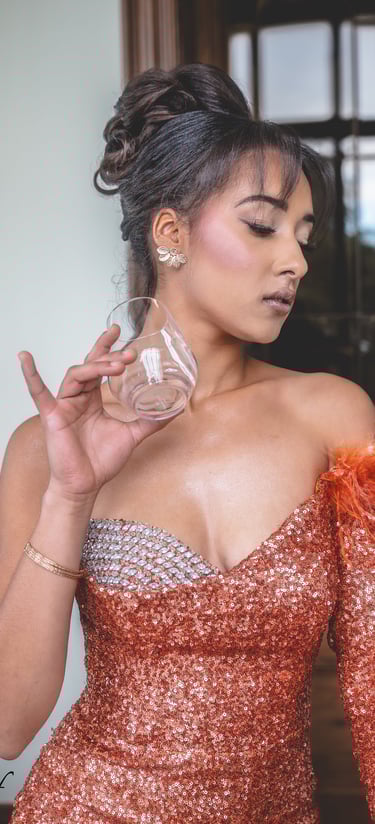 photo manequin qui pose devant l'objectif , robe de soirée , en interieur avec lumiere du soleil 66 