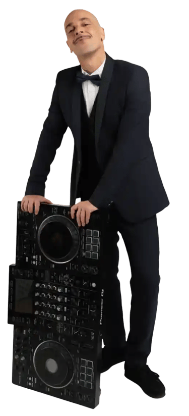 DJ Henny De Bassy pose avec ses platines