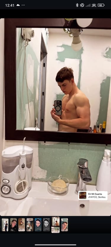 a man in a mirror fitness