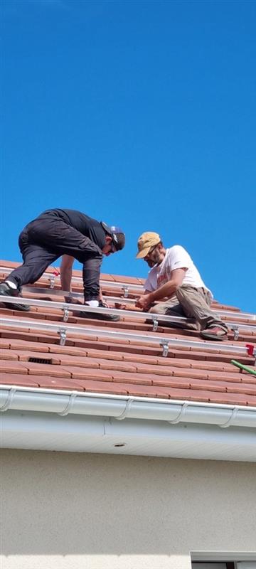 Pose de panneaux solaires photovoltaïques en toiture par un installateur RGE dans le Rhône