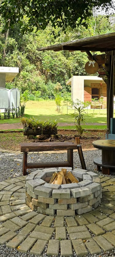 sitio com fogo no chão