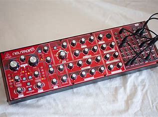 Behringer Neutron, Fully analogue semi-modular synthesizer.