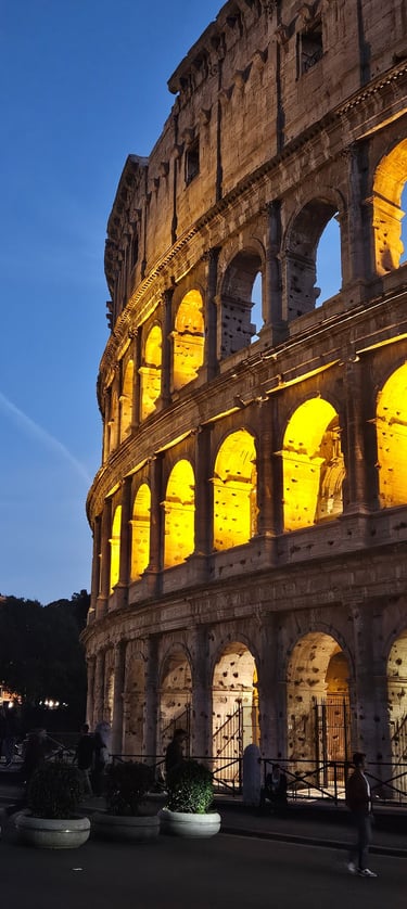Foto tirada à noite no Coliseu, em Roma