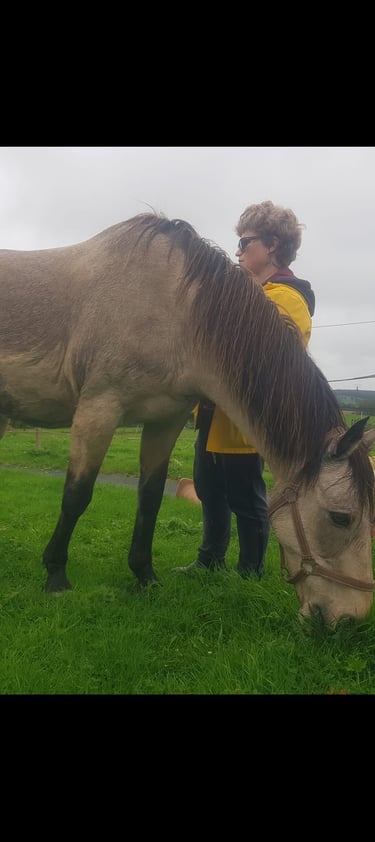 Une jeune femme aveugle interagit avec un cheval. Sentiment de bien être confiance, sécurité
