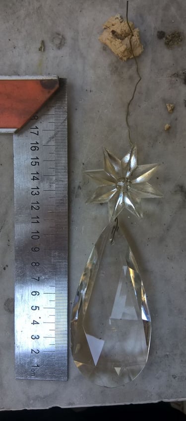 Restauración de la lámpara del Salón Blanco de la Gobernación de Santa Fe en Rosario realizada en taller por Almapiedra.