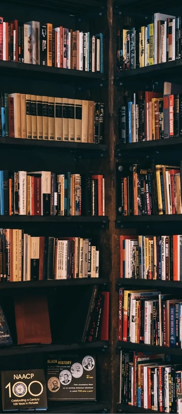 Rayonnage de livres dans bibliothèque optimisé pour l'accueil client haut-de-gamme